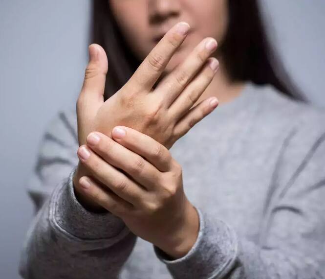 व्हिटॅमिन बी 12 ची कमतरता तुमच्या मेंदूच्या कार्यावर देखील परिणाम करू शकते.  वास्तविक, व्हिटॅमिन बी 12 च्या कमतरतेमुळे डोकेदुखी कायम राहते. नैराश्य येण्याचा धोकाही  अनेक पटींनी वाढतो.