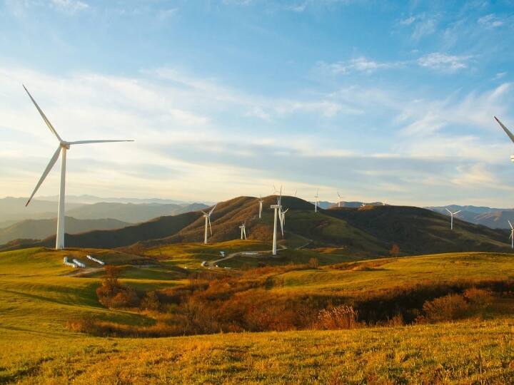 गियरबॉक्स (Gearbox): इसका इस्तेमाल गति को कम या ज्यादा करने के लिए किया जाता है. पवनचक्की में यह ब्लेड्स से मिलने वाली स्पीड को बढ़ा देता है. इसका अनुपात 90:1 तक होता है. यानी अगर गियरबॉक्स को 1 रोटेशन दिया जायेगा तो यह आउटपुट में 90 रोटेशन देगा. यानी यह ब्लेड्स से मिलने वाली स्पीड को 90 गुना बढ़ा देता है.