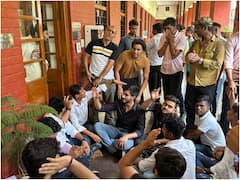 दिल्ली यूनिवर्सिटी के हंसराज कॉलेज में एग्जाम के दौरान गिरा सीलिंग फैन, तीन छात्र हुए घायल