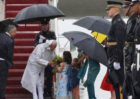 ન્યૂયોર્ક ટાઈમ્સે લખ્યું - 'મન કી બાત' કાર્યક્રમમાં મોદી લોકો સાથે સીધો સંવાદ કરે છે, તેઓ જાગૃતિ લાવવાનું પણ કામ કરે છે. લેખમાં લખવામાં આવ્યું હતું કે મોદી માત્ર એટલા માટે લોકપ્રિય નથી કે તેઓ વિશ્વના સૌથી મોટા લોકતંત્રના પીએમ છે, પરંતુ મોદી એટલા માટે પણ લોકપ્રિય છે કારણ કે તેમનો દેશની જનતા પર ઘણો પ્રભાવ છે.