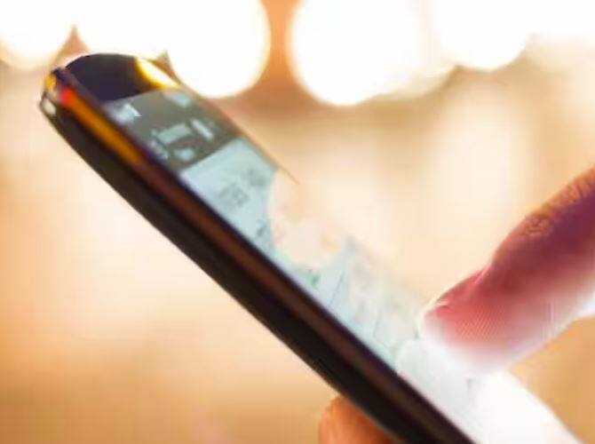 ਬ੍ਰਾਈਟਨਸ ਘਟਾਓ: ਆਪਣੇ ਸਮਾਰਟਫੋਨ ਦੀ ਚਮਕ (ਬੈਕਲਾਈਟ) ਘਟਾਓ ਜਾਂ ਆਟੋ ਬ੍ਰਾਈਟਨੈੱਸ ਸੈਟਿੰਗ ਨੂੰ ਸਮਰੱਥ ਬਣਾਓ। ਵੱਧ ਤੋਂ ਵੱਧ ਚਮਕ ਪਿਛਲੀ ਰੋਸ਼ਨੀ ਲਈ ਜ਼ਿਆਦਾ ਬੈਟਰੀ ਵਰਤਦੀ ਹੈ।