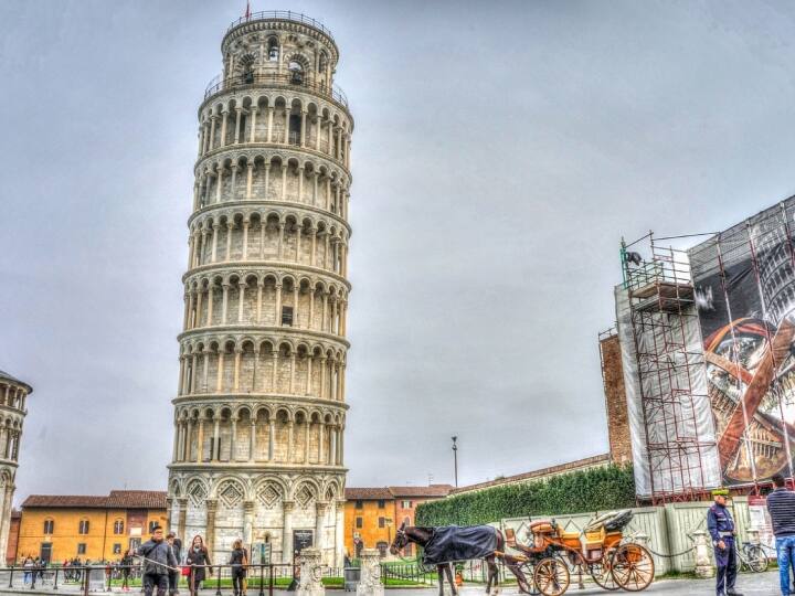 इसके निर्माण को लेकर ज्ञानियों में काफी मतभेद है. बताया जाता है कि इस मीनार का निर्माण 1173 में शुरू हुआ था और 200 वर्षों तक यह काम चला. इसका काम सन 1399 में टॉमासो पिसानो ने पूरा करवाया था. इसमें 8 मंजिलें हैं. जब इसकी तीसरी मंजिल ही बनी थी, तब से ही इसमें झुकाव आना शुरू हो गया था. जिसकी वजह थी इसकी नींव में इस्तेमाल हुई मुलायम मिट्टी.