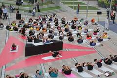 International Yoga Day के मौके पर Sacred Games की Kukoo 'Kubbra Sait' ने बताई अपनी Fitness Journey