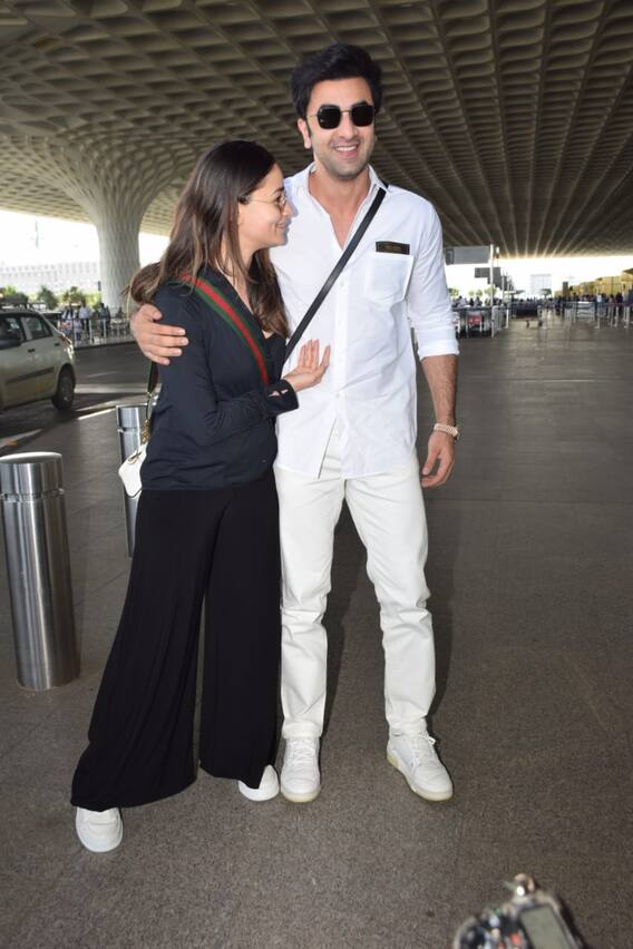 क्लीन शेव लुक में वाइफ Alia Bhatt संग एयरपोर्ट पर स्पॉट हुए Ranbir Kapoor,  ब्लैक आउटफिट पर स्लिंग बैग लिए एक्ट्रेस भी लगीं  कूल