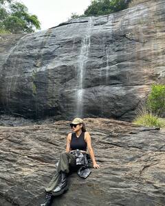 Mouni Roy Photos: జలపాతం దగ్గర నాగిన్ బ్యూటీ హొయలు!