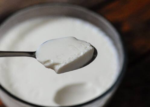 ਭਾਰ ਘਟਾਉਣ ਲਈ ਲੋਕ ਡਾਈਟ ਤੋਂ ਲੈ ਕੇ ਪਸੀਨਾ ਵਹਾਉਣ ਤੱਕ ਘੰਟਿਆਂਬੱਧੀ ਕੰਮ ਕਰਦੇ ਹਨ। ਭਾਰ ਵਧਣਾ ਅੱਜ ਦੀ ਨੌਜਵਾਨ ਪੀੜ੍ਹੀ ਦੀ ਸਭ ਤੋਂ ਆਮ ਸਮੱਸਿਆ ਹੈ। ਦਫਤਰ ਦੇ ਵਿਚਕਾਰ ਯੋਗਾ, ਜਿਮ ਜਾਂ ਰੋਜ਼ਾਨਾ ਖੁਰਾਕ ਦਾ ਖਾਸ ਧਿਆਨ ਰੱਖਣਾ ਬਹੁਤ ਮੁਸ਼ਕਲ ਹੈ। ਅਜਿਹੇ 'ਚ ਅੱਜ ਅਸੀਂ ਤੁਹਾਡੇ ਲਈ ਇਹ ਖਾਸ ਟਿਪਸ ਲੈ ਕੇ ਆਏ ਹਾਂ, ਜਿਨ੍ਹਾਂ ਦੀ ਮਦਦ ਨਾਲ ਤੁਸੀਂ ਜਿਮ, ਯੋਗਾ ਜਾਂ ਡਾਈਟ 'ਚ ਸਮਾਂ ਬਿਤਾ ਕੇ ਆਸਾਨੀ ਨਾਲ ਭਾਰ ਘਟਾ ਸਕਦੇ ਹੋ।