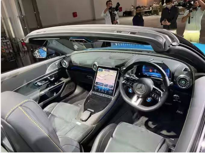 ਨਵੀਂ SL 55 AMG ਇੱਕ 2+2 ਰੋਡਸਟਰ ਹੈ ਜੋ ਹੁਣ ਇੱਕ ਸਾਫਟ-ਟੌਪ ਛੱਤ ਪ੍ਰਾਪਤ ਕਰਦਾ ਹੈ। ਜਦੋਂ ਕਿ ਇਸਦੀ ਪਿਛਲੀ ਪੀੜ੍ਹੀ ਦੇ ਮਾਡਲ ਨੂੰ ਹਾਰਡ ਟੌਪ ਵਾਲੀ ਛੱਤ ਮਿਲੀ ਹੈ। ਸਾਫਟ ਸਿਖਰ ਦੀ ਛੱਤ ਨੂੰ ਬੰਦ ਹੋਣ ਵਿੱਚ ਸਿਰਫ਼ 15 ਸਕਿੰਟ ਦਾ ਸਮਾਂ ਲੱਗਦਾ ਹੈ ਅਤੇ ਇਸਨੂੰ 60 ਕਿਲੋਮੀਟਰ ਪ੍ਰਤੀ ਘੰਟਾ ਦੀ ਸਪੀਡ 'ਤੇ ਵੀ ਆਸਾਨੀ ਨਾਲ ਕੀਤਾ ਜਾ ਸਕਦਾ ਹੈ। ਸੈਂਟਰ ਕੰਸੋਲ ਵਿੱਚ ਮਾਊਂਟ ਕੀਤੇ ਸਵਿੱਚ ਪੈਨਲ ਦੀ ਵਰਤੋਂ ਕਰਕੇ ਸਾਫਟ ਟਾਪ ਨੂੰ ਟੱਚਸਕ੍ਰੀਨ ਤੋਂ ਕੰਟਰੋਲ ਕੀਤਾ ਜਾ ਸਕਦਾ ਹੈ