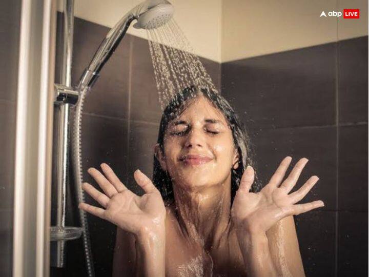 शास्त्रों के अनुसार वातावरण में कई प्रकार के जीवन सूक्ष्म रूप में मौजूद रहते हैं, ऐसे में निर्वस्त्र होकर नहाने से दोष लगता है, जिससे व्यक्ति का सुख और धन नष्ट होने लगता है.