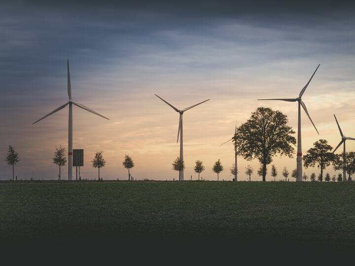 चूंकि पवनचक्की के ब्लेड्स की स्पीड 20 RPM होती है. ऐसे में गियरबॉक्स इसे 20*90 = 1800 RPM करके जेनरेटर तक भेज देता है. जिससे जेनरेटर बिजली बनानी शुरू कर देता है. जिसे केबल के माध्यम से Base की तरफ ट्रांसफर कर दिया जाता है. जहां ट्रांसफार्मर लो वोल्टेज को हाई High वोल्टेज में रूपांतरित कर देता है.