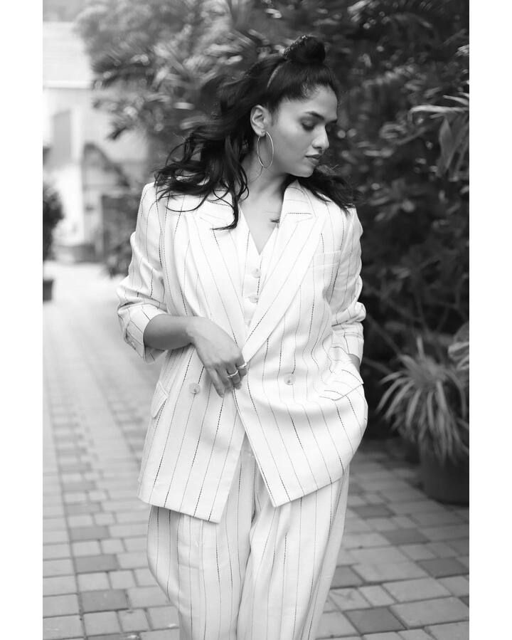 ‘వాళండిల్‌ కాల్తేనే' అనే తమిళ సినిమాతో తెరంగేట్రం చేసింది. Photo Credit: Sunainaa/Instagram