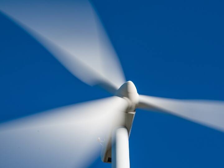 ब्रेक (Brakes): पवनचक्की में स्पीड को कंट्रोल करने के लिए ब्रेक भी होता है. आंधी या तूफान आने की स्तिथि में ब्लेड्स को बहुत ज्यादा तेजी से घूमने से रोकने के लिए पवनचक्की में ब्रेक लगाए जाते है.