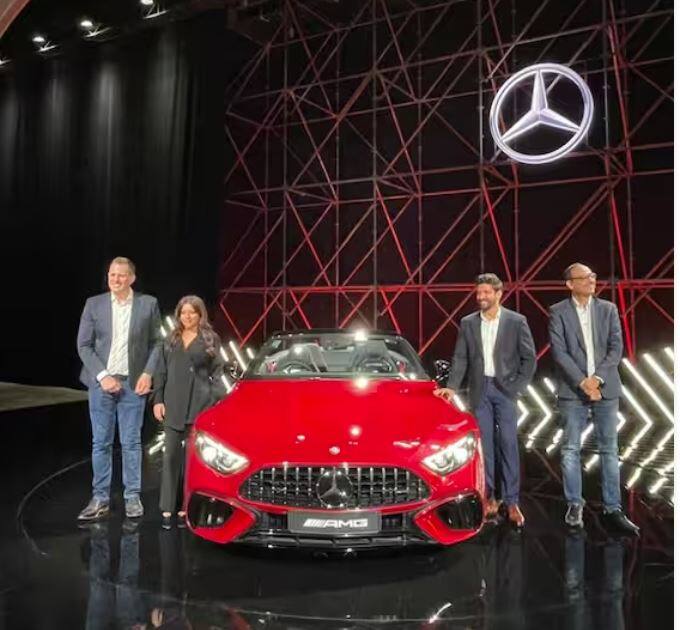 E53 AMG Cabriolet ਤੋਂ ਬਾਅਦ ਮਰਸੀਡੀਜ਼-ਬੈਂਜ਼ ਇੰਡੀਆ ਦੇ ਪੋਰਟਫੋਲੀਓ ਵਿੱਚ ਪੇਸ਼ ਕੀਤਾ ਜਾਣ ਵਾਲਾ ਦੂਜਾ ਪਰਿਵਰਤਨਸ਼ੀਲ ਮਾਡਲ, ਇਹ ਸਭ ਤੋਂ ਵੱਡਾ ਪੋਰਟਫੋਲੀਓ ਉਤਪਾਦ ਹੈ ਜੋ ਮਰਸਡੀਜ਼-ਬੈਂਜ਼ ਕੋਲ ਇਸ ਸਮੇਂ ਸਪੋਰਟਸ ਕਾਰ ਸੈਗਮੈਂਟ ਰੇਂਜ ਵਿੱਚ ਹੈ। SL55 ਦੀ ਐਕਸ-ਸ਼ੋਰੂਮ ਕੀਮਤ 2.35 ਕਰੋੜ ਰੁਪਏ ਹੈ।