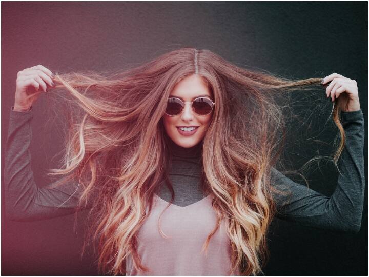 नीचे की स्लाइड्स में आपको पता चल जाएगा कि आखिर इंसान के शरीर पर कितने बाल होते हैं. वैसे तो संख्या हर इंसान के हिसाब से अलग होती है और कई लोगों के ज्यादा तो कई लोगों के काफी कम संख्या होती है.