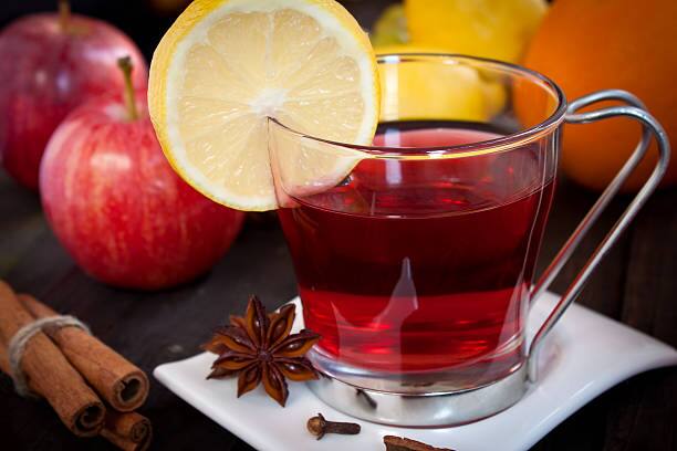 कुकीज आणि केकसोबत तुम्ही ॲपल टीचा आनंद घेऊ शकता.