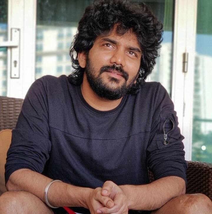 மேலும் பிக் பாஸில் 3வது சீசனில் போட்டியாளராக பங்கேற்று ரசிகர்களின் கவனத்தை ஈர்த்தார்.