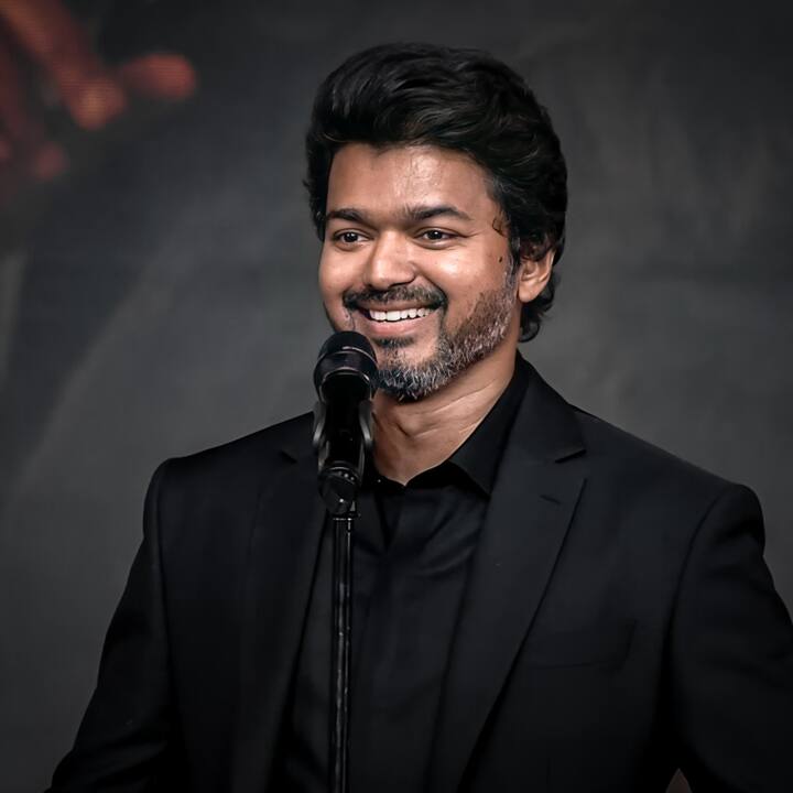 மாஸ்டர் படத்தின் ஆடியோ வெளியீட்டு விழாவில் கலந்து கொண்ட விஜய் மேடையில் பேசுகையில் 'என்னுடைய எல்லா புகழும் ஒருவன் ஒருவனுக்கே, நீ நதி போல ஓடிக் கொண்டிரு…' பாடலில் வரும் வரிகள் போல தான் நமது அனைவரின் வாழ்க்கையும். ஒரு நதி புறப்படும் போது பலரும் அதை விளக்கேற்றி வணங்குவார்கள், சிலர் பூ தூவி வரவேற்பார்கள், பிடிக்காத சிலர் கல் எறிவார்கள். இப்படி யார் எது செய்தாலும் நதி தனது வழியில் போய் கொண்டே இருக்கும். நாமும் நதியை போலவே யார் என்ன செய்தாலும் நம்முடைய வேலையை பார்த்துக்கொண்டு போயிட்டே இருக்கணும் என்றார்.