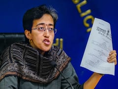 दिल्ली में मंदिर की रैलिंग तोड़ने पर बवाल, AAP मंत्री आतिशी बोलीं- 'LG ने 10 मंदिर तोड़ने का दिया आदेश'