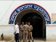 सुल्तानपुर जिला जेल में दो कैदियों का कटहल के पेड़ से लटकता मिला शव, प्रशासन में मचा हड़कंप