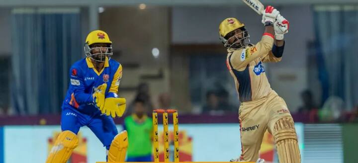 பின்னர் களமிறங்கிய சேப்பாக்கம் அணியின் தொடக்க ஆட்டக்காரர் எஸ் சந்தோஷ் ஷிவ் ஆரம்பத்திலேயே ஒரு ரன்னில் ஆட்டமிழந்து அதிர்ச்சி கொடுத்தார். திண்டுக்கல் அணியின் சிறப்பான பந்துவீச்சால் அடுத்தடுத்து சேப்பாக அணி வீரர்கள் ஆட்டம் இழக்க, பாபா அபராஜித் ஒன் மேன் ஆர்மியாக போராடினார்.