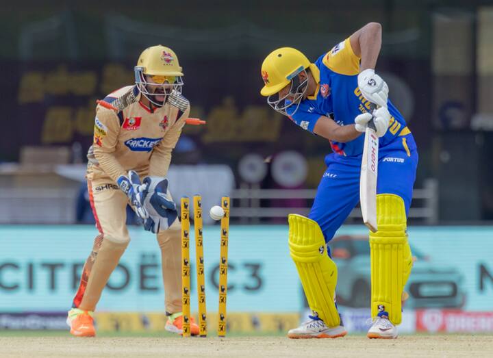 முதலில் களமிறங்கிய திண்டுக்கல் அணியின் தொடக்க ஆட்டக்காரர்கள் ராகுல் மற்றும் சிவம் நன்றாக தொடங்கினர். 34 ரன்கள் எடுத்த ராகுல் ஆட்டம் இழந்தார். பின்னர் களம் இறங்கிய பாபா இந்திரஜித், பூபதி குமார், ரவிச்சந்திரன் அஸ்வின் ஆகியோர் சொற்ப ரன்களில் ஆட்டம் இழந்து பெவிலியன் திரும்பினர்.