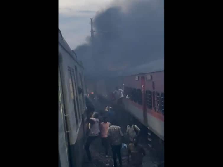 Fire accident in Chennai - Mumbai Lokmania tilak train in basin bridge passangers got run away Chennai Train Fire Accident: சென்னை பயணிகள் விரைவு ரயிலில் தீ விபத்து..அலறி அடித்து ஓடிய பொதுமக்கள்