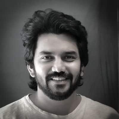 நடிகர் கவின் 1990 ஆம் ஆண்டு ஜூன் 22 ஆம் தேதி திருச்சிராப்பள்ளியில் பிறந்தார்.கல்லூரி காலம் முதல் நடிப்பின் மீது ஆர்வம் கொண்ட கவின் படிப்பு முடிந்த பின் கூத்துப்பட்டறையில் சேர்ந்து பயின்றார்.