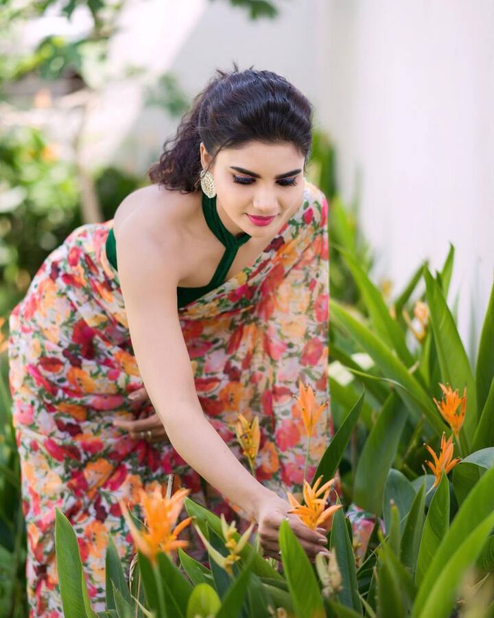 పూల చీరలో అందంగా మెరిసిపోతోంది జబర్దస్త్ వర్ష.