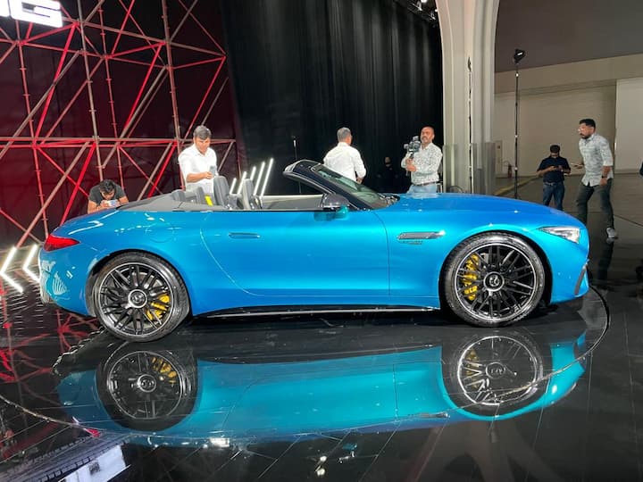 नई एसएल 55 एएमजी एक 2+2 रोडस्टर है जिसमें अब सॉफ्ट-टॉप रूफ दिया गया है. जबकि इसके पिछले जेनरेशन मॉडल में हार्ड टॉप रूफ मिलता था. इस सॉफ्ट टॉप रूफ को बंद होने में केवल 15 सेकंड लगते हैं और 60 किमी प्रति घंटे की स्पीड में भी आराम से ऐसा किया जा सकता है. सॉफ्ट टॉप को सेंटर कंसोल में लगे स्विच पैनल का इस्तेमाल करके टचस्क्रीन से कंट्रोल किया जा सकता है