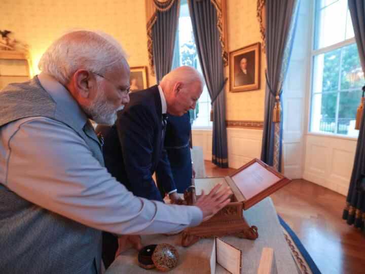 PM Modi Gift To Joe Biden: प्रधानमंत्री नरेंद्र मोदी ने बुधवार को व्हाइट हाउस पहुंचकर अमेरिका के राष्ट्रपति जो बाइडेन और फर्स्ट लेडी जिल बाइडेन को कई तोहफे दिए.
