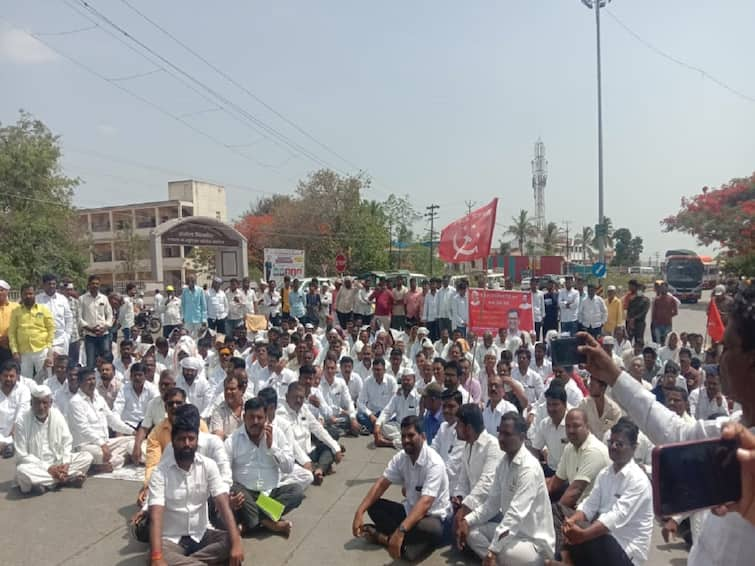 Agitation of Shetkari Kamgar Paksh in Sangola for the issue of milk producing farmers Solapur News : दूध उत्पादक शेतकऱ्यांसाठी शेकाप मैदानात, हमीभावासह इतर मागण्यांसाठी सांगोल्यात रास्ता रोको 