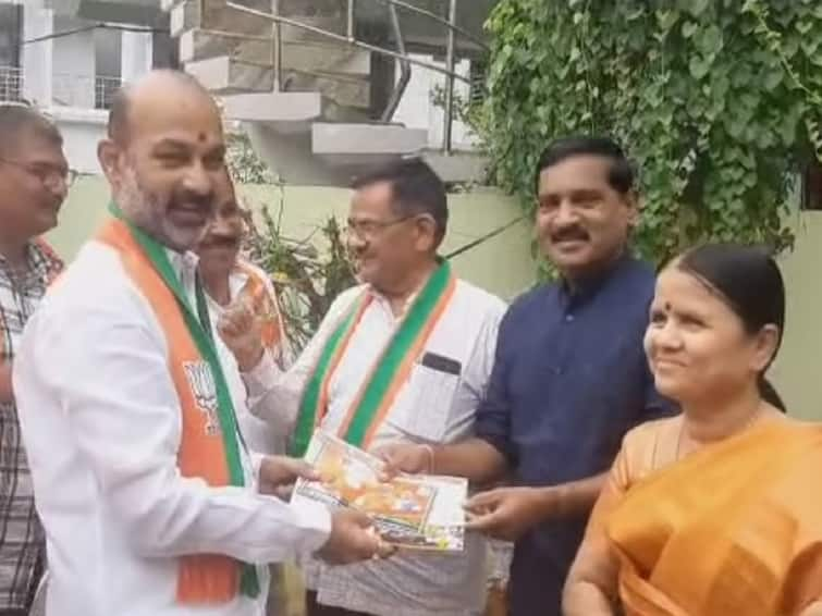 Bandi Sanjay flags off the Intintiki BJP campaign in Karimnagar Bandi Sanjay Kumar: ప్రజలకు చేరువయ్యేలా 