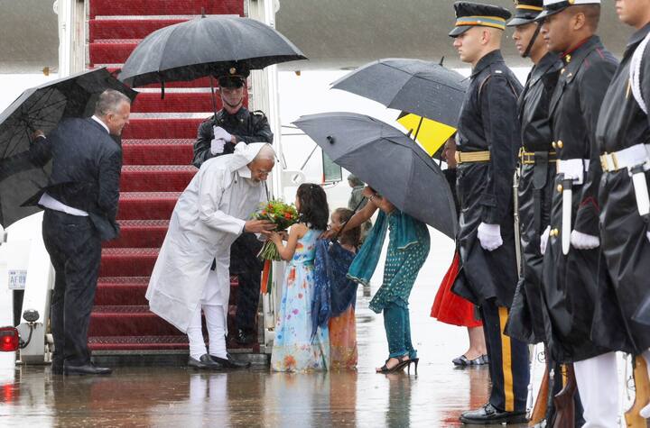 पंतप्रधान नरेंद्र मोदींच्या स्वागतासाठी लहान मुलांचीही गर्दी होती