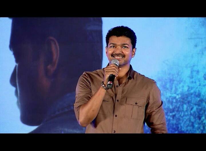 தெறி படத்தின் ஆடியோ வெளியீட்டு விழாவில் தான் படித்த ஒரு கதை பற்றி பேசியிருந்தார்.' முன்னாள் சீன அதிபர் மாவோ ஒரு முறை ரோட்டில் சென்று கொண்டு இருக்கும் போது ஒரு சின்ன பையன் தலைவர்களின் புகைப்படங்களை விற்றுக்கொண்டு இருப்பதை பார்த்தார். அருகில் சென்று பார்த்த போது தான் தெரிந்தது அத்தனையுமே அவரின் புகைப்படங்களாகவே தெரிந்தது. கொஞ்சம் கர்வம் இருந்தாலும் அந்த பையனிடம் சென்று என்ன தான் உனக்கு என் மேல பாசம், மரியாதை இருந்தாலும் நீ என்னுடைய புகைப்படங்களை மட்டும் விற்பது தப்பு. மற்ற தலைவர்களின் புகைப்படங்களையும் சேர்த்து விற்க வேண்டும் என அறிவுரை கூறியுள்ளார். அதற்கு அந்த பையன் அந்த புகைப்படங்கள் எல்லாம் எப்போதோ விற்று தீர்ந்து விட்டன. இது மட்டும் தான் விற்காமல் இருக்கிறது என பதில் அளித்துள்ளான். எனவே நாம் கர்வப்படாமல் வாழ்க்கையில் பல உயரங்களை தொட வேண்டும் என்றார்.