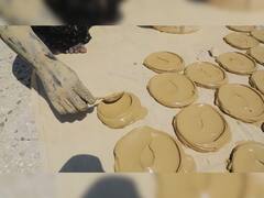 भूख मिटाने के लिए 'मिट्टी' से बनी रोटियां खाते हैं इस देश के लोग, नहीं मिलता खाना