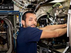 UAE Astronaut Yoga: अरब देश से ताल्लुक रखने वाले एस्ट्रोनॉट ने स्पेस में किया योग, देखें तस्वीरें