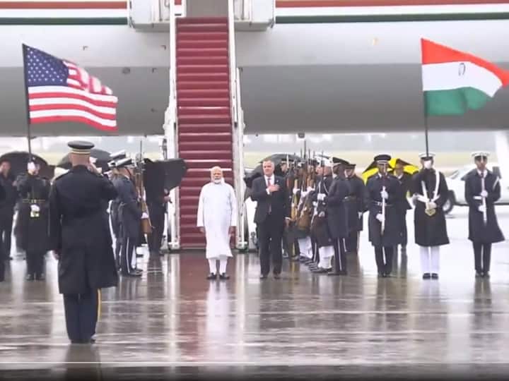 PM Narendra Modi US Visit to honor national anthem pm modi did not care about rain got wet at washington airport PM Modi in US: एयरपोर्ट पर भारी बारिश के बावजूद क्यों पानी में भीगते रहे पीएम मोदी, वजह जान रह जाएंगे हैरान