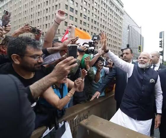 અમેરિકાના ન્યૂયોર્ક ટાઈમ્સે પીએમ મોદીની લોકપ્રિયતાનું કારણ આપ્યું છે. ટાઈમ્સે તેના દક્ષિણ એશિયા બ્યુરો ચીફ મુજીબ મશાલને ટાંકીને એક લેખ પ્રકાશિત કર્યો છે, જેમાં જણાવવામાં આવ્યું છે કે શા માટે પીએમ મોદીની ભારતના લોકો પર ભારે અસર છે.