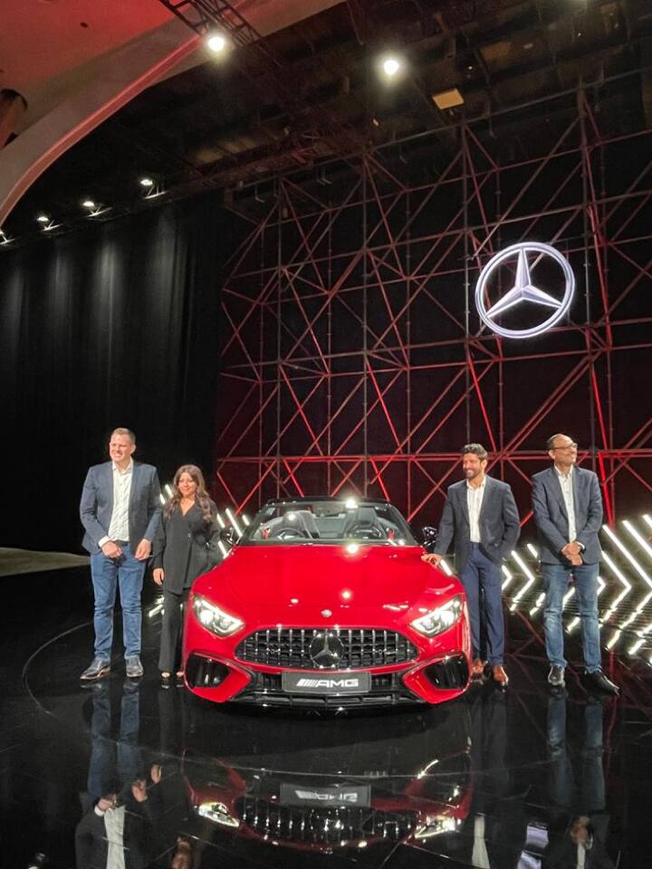 E53 AMG कैब्रियोलेट के बाद यह मर्सिडीज-बेंज इंडिया के पोर्टफोलियो में पेश किया जाने वाला दूसरा कनवर्टिबल मॉडल है, यह मर्सिडीज-बेंज के पास फिलहाल स्पोर्ट्स कार सेगमेंट रेंज में मौजूद सबसे बड़ा पोर्टफोलियो प्रोडक्ट है. SL55 की एक्स शोरूम कीमत 2.35 करोड़ रुपये है.