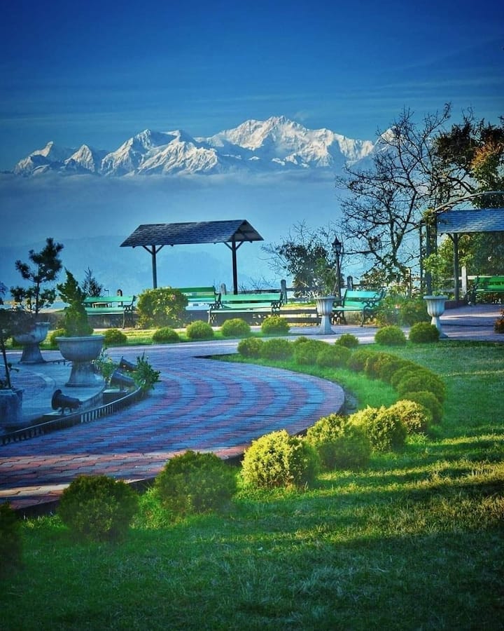 आप दार्जिलिंग जाएं तो नाइटेंगल पार्क जरूर जाएं. पर्यटक यहां से कंचनजंगा पर्वतमाला के भव्य दृश्य को देख सकते हैं. यहां पर आकर आप प्रकृति का आनंद आराम से ले सकते हैं.