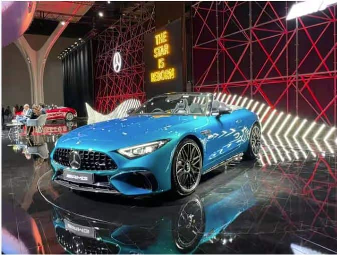 New Mercedes Convertible Car: ਮਰਸੀਡੀਜ਼-ਬੈਂਜ਼ ਨੇ ਭਾਰਤ ਵਿੱਚ ਆਪਣੇ ਪੋਰਟਫੋਲੀਓ ਦਾ ਵਿਸਤਾਰ ਕਰਕੇ ਨਵੀਂ SL 55 AMG ਰੋਡਸਟਰ ਨੂੰ ਸ਼ਾਮਲ ਕੀਤਾ ਹੈ, ਜਿਸ ਨੂੰ CBU ਰੂਟ ਰਾਹੀਂ ਭਾਰਤ ਵਿੱਚ ਆਯਾਤ ਕੀਤਾ ਜਾਵੇਗਾ।