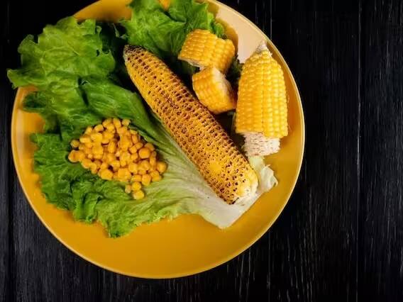 મકાઈ શેકાઇ રહી છે દરમિયાન એક મિડિયમ મિક્સિંગ બાઉલ લો. અને તેમાં મેયોનેઝ, સ્મોક્ડ બાર્બેક્યુ સોસ, લાલ મરચું પાવડર, લીંબુનો રસ, કાળા મરી અને મીઠું ઉમેરો. મિશ્રણ ભેળવે ત્યાં સુધી બરાબર હલાવો.