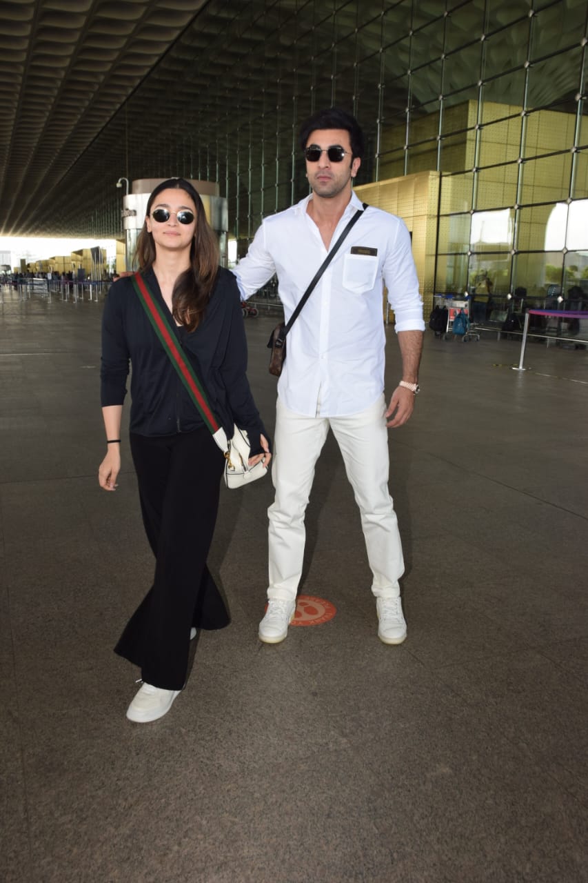 Ranbir Kapoor Spotted At The Airport With Wife Alia Bhatt In A Clean Shaven  Look See Pics | क्लीन शेव लुक में वाइफ Alia Bhatt संग एयरपोर्ट पर स्पॉट हुए  Ranbir Kapoor,