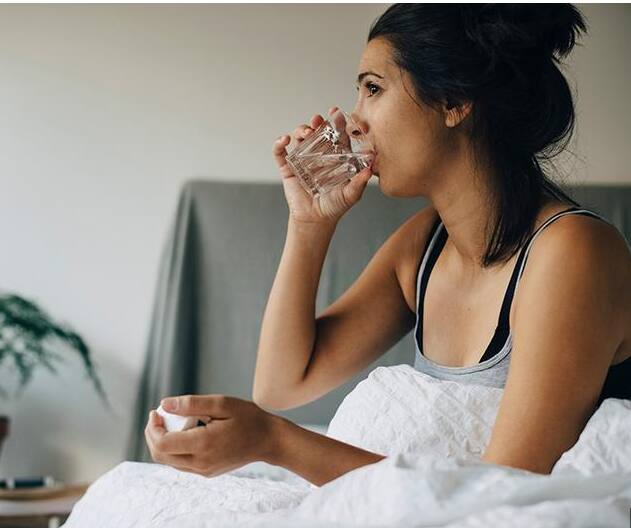 व्हिटॅमिन बी 12 च्या कमतरतेमुळे, आरबीसीमध्ये घट होते. त्यामुळे रक्ताची कमतरता होऊन  चेहऱ्याचा रंग पिवळा पडू लागतो. तुमच्या त्वचेत आणि डोळ्यांमध्ये पिवळसरपणा दिसतो.