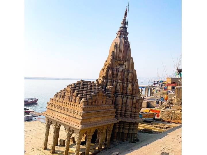 रत्नेश्वर महादेव मंदिर भगवान शिव को समर्पित एक हिंदू मंदिर है, जो भारत के उत्तर प्रदेश के वाराणसी में मणिकर्णिका घाट पर गंगा नदी के किनारे स्थित है. यह मंदिर अपने 9 डिग्री झुकाव के लिए जाना जाता है.