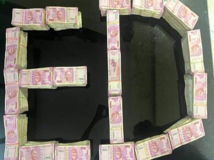 Gujarat: Enforcement Directorate seizes over Rs 1 crore cash in Rs 2,000 notes குஜராத்தில் அதிரடி சோதனை மேற்கொண்ட அமலாக்கத்துறை.. சிக்கிய 2000 நோட்டுகள்.. மதிப்பு 1.62 கோடியாம்!