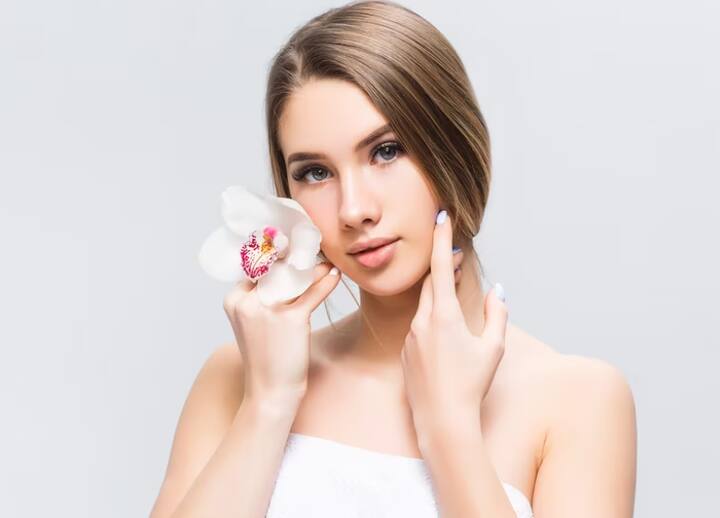 स्किन को हेल्दी और सुंदर बनाए रखने के लिए मॉइश्चराइज करना भी जरूरी होता है. इसके लिए आप अपने स्किन के हिसाब का मॉइश्चराइजर इस्तेमाल करें और खूब सारा पानी भी पिएं .इससे आपकी त्वचा अंदर से हाइड्रेट रहेगी और इसमें चमक बरकरार रहेगी.