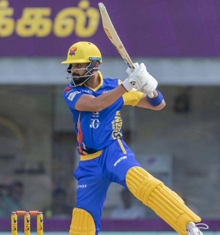 இவர்களை தொடர்ந்து களமிறங்கிய ஆதித்யா கணேஷ், சரத் குமார் ஆகியோர் பொறுப்புடன் ஆடி அணியை சரிவில் இருந்து மீட்டனர். 20 ஓவர் முடிவில் 9 விக்கெட் இழப்பிற்கு 170 ரன்கள் எடுத்திருந்தது திண்டுக்கல் அணி. அதிகபட்சமாக ஆதித்யா கணேஷ் 44 ரன்கள் அடித்திருந்தார்.