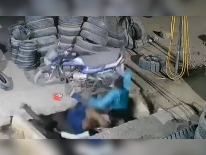 Nature havoc earth burst 5 people fell along with bike watch scary viral video कुदरत का कहर! अचानक फटी धरती, देखते ही देखते बाइक सहित समा गए 5 लोग, देखें खौफनाक Video