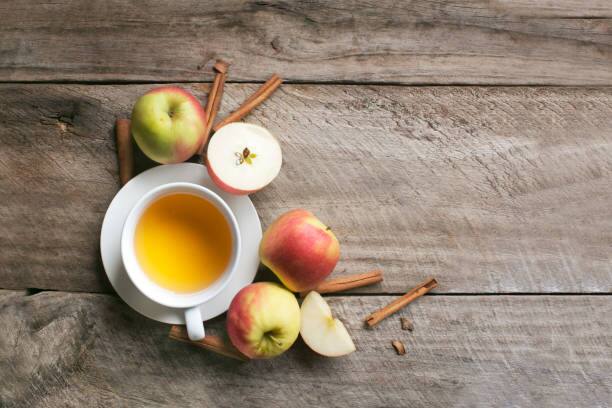 ॲपल टी खूप सोप्या पद्धतीने बनवली जाते. किसलेले सफरचंद, लिंबाचा रस यापासून ॲपल टी तयार केली जाते.