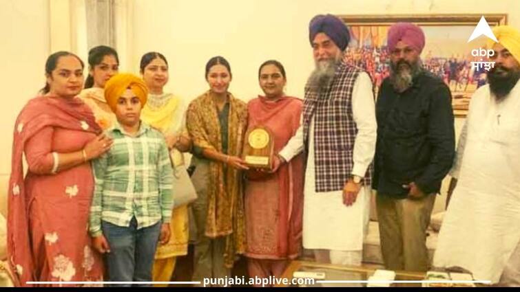 Flying Officer Evraj Kaur received special honor by Speaker Sandhawan on her arrival in Punjab Punjab News: ਫ਼ਲਾਇੰਗ ਅਫ਼ਸਰ ਇਵਰਾਜ ਕੌਰ ਦਾ ਪੰਜਾਬ ਪੁੱਜਣ ‘ਤੇ ਸਪੀਕਰ ਸੰਧਵਾਂ ਵੱਲੋਂ ਵਿਸ਼ੇਸ਼ ਸਨਮਾਨ